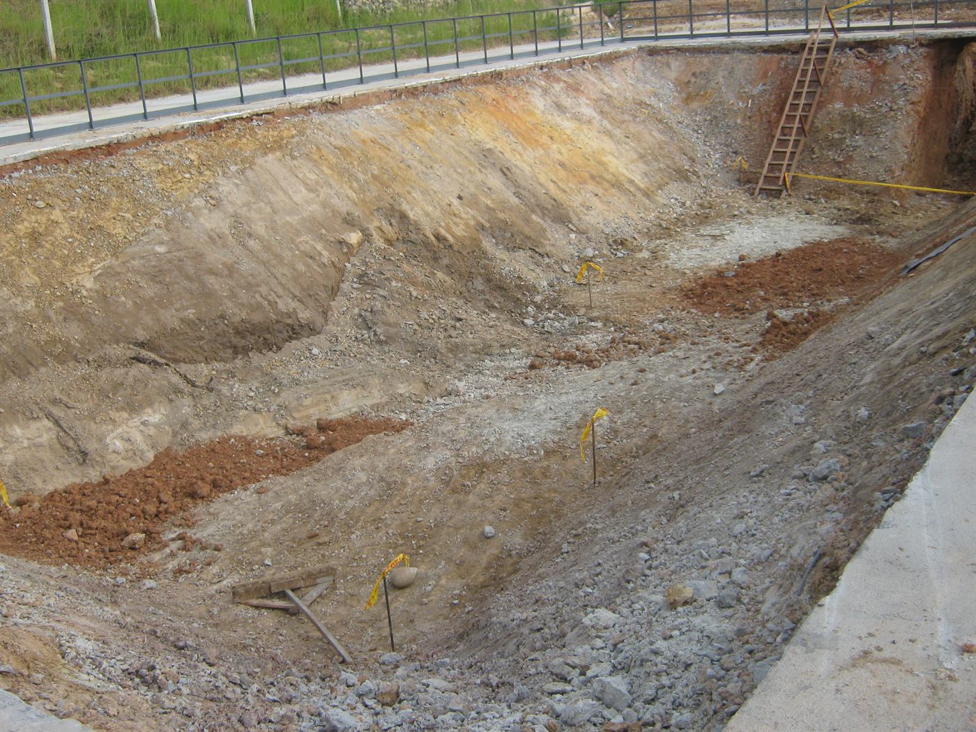 Obra de bocatoma en construcción sobre terreno excavado
