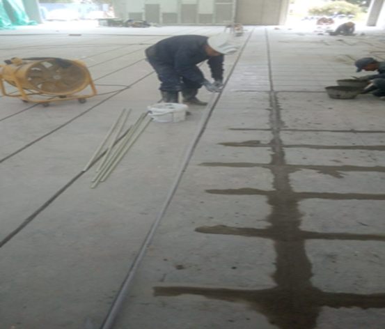 Barras en fibra de vidrio embebidas en una placa de concreto