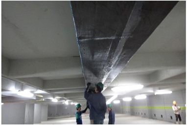 Vigas reforzadas con fibra de carbono en un sótano en uso