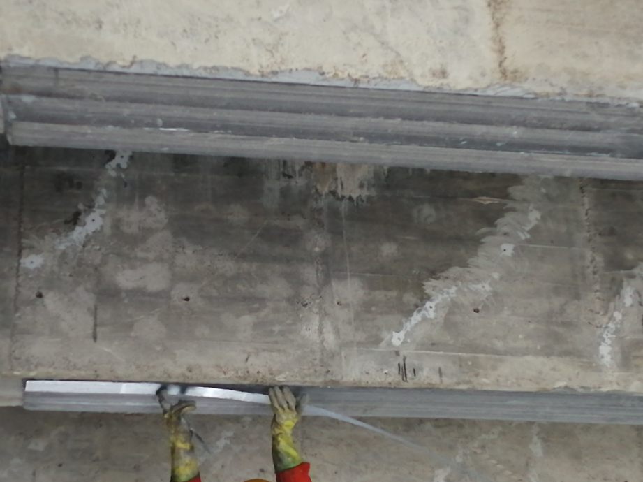 Lámina de fibra de carbono adherida a la cara inferior de una viga
