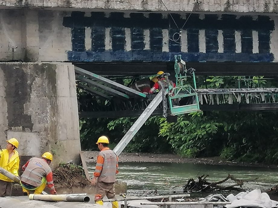 Puente vehicular con refuerzo de fibra de carbono instalado