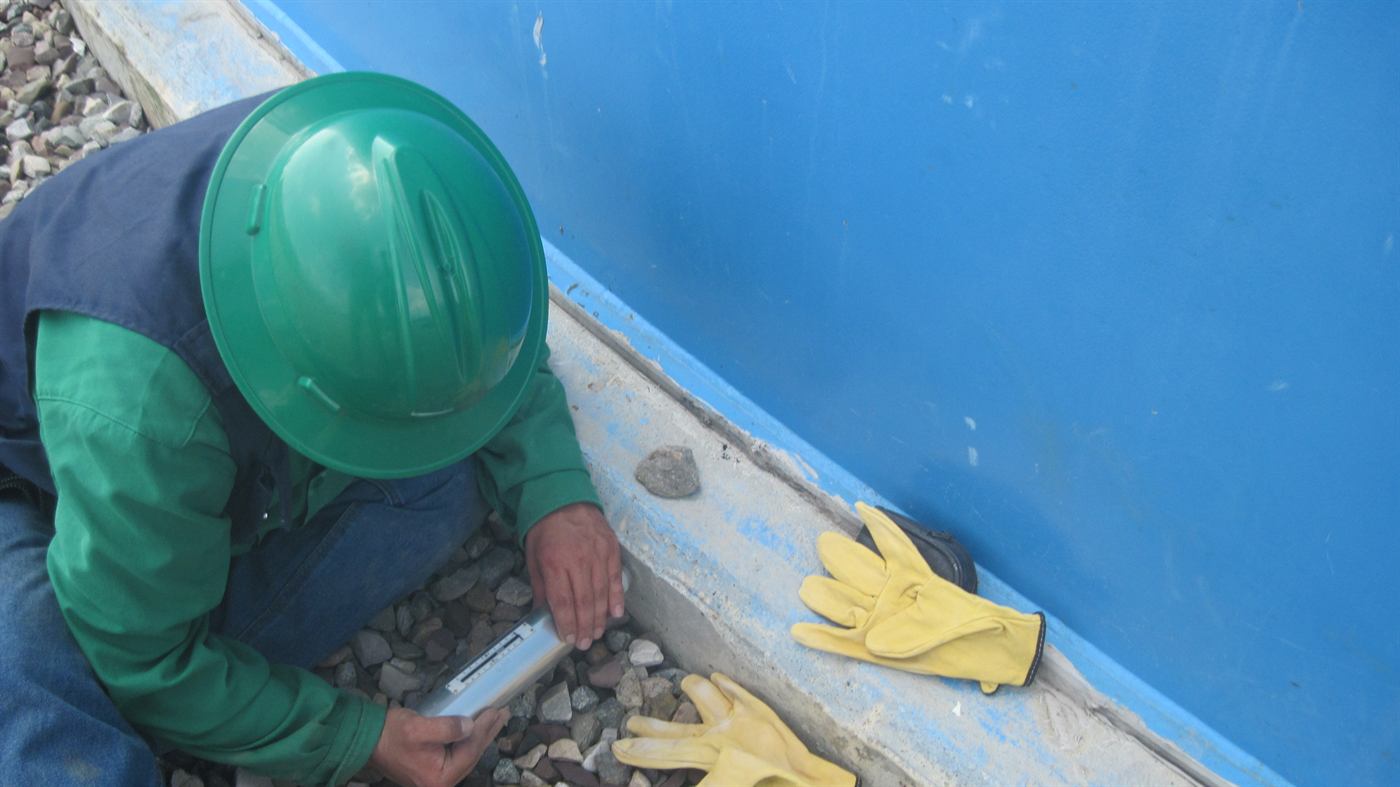 Inspección de la base y el anillo de cimentación de un tanque